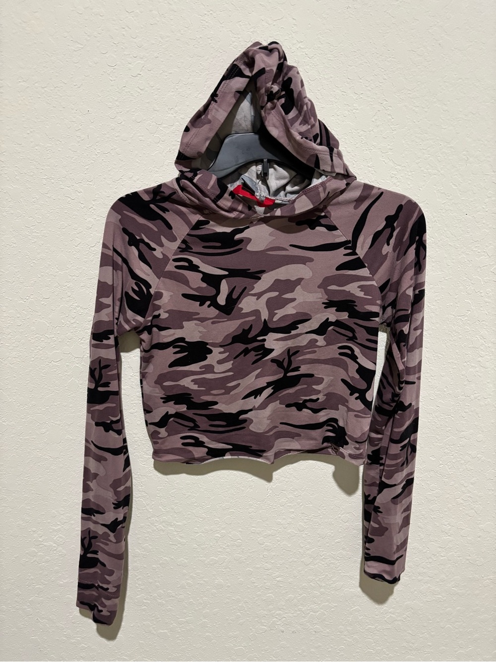 Women's Cropped Hooded Camo Top - Mauve/Black